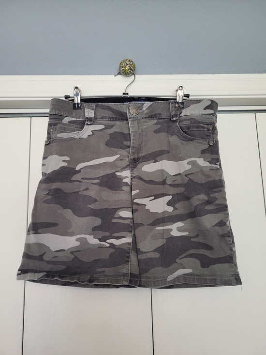 Democracy Pants - Democracy Sz 8 Camo Grey/Green  All Way Stretch Shorts